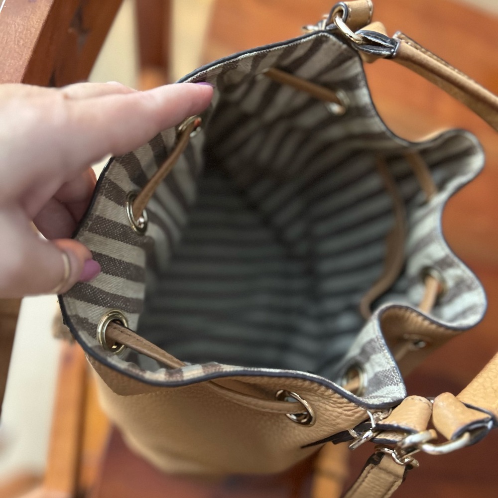 Henri Bendel Vintage Tan Leather Two Way Bucket Bag Striped Interior in EUC - Picture 10 of 11